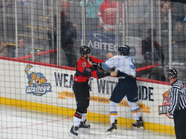 A scrum between a Walleye and a Cyclone.